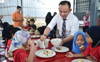 Malaysia chi cả trăm tỉ đồng cho các em học sinh ăn bữa sáng