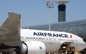 Phát hiện thi thể bé trai dưới càng bánh xe máy bay ở sân bay Paris
