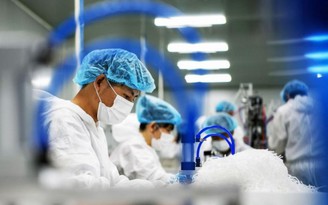 Trung Quốc: Số ca Covid-19 ‘nhập khẩu’ tăng, hoãn xuất khẩu thiết bị y tế