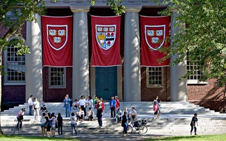 Harvard, MIT kiện chính quyền Mỹ về quy định khiến du học sinh nguy cơ về nước