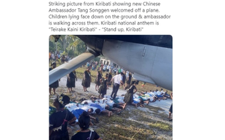 Trung Quốc bảo vệ đại sứ giẫm lên lưng trẻ em ở Kiribati