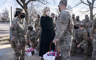 Vệ binh quốc gia nhận bánh quy nướng và lời cảm ơn từ đệ nhất phu nhân Mỹ Jill Biden