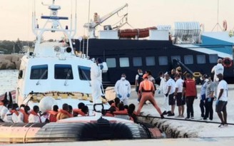 Tuần duyên Bỉ cứu 49 di dân Việt trên tàu trôi dạt giữa biển