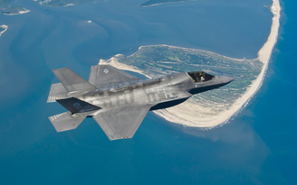 F-35B 'Tia chớp' lại bị sét đánh hỏng nặng trong lúc bay