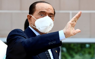 Sau khi từ bỏ tranh cử tổng thống, ông Berlusconi nhập viện