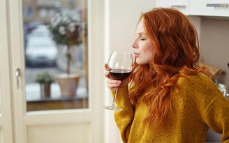 Nghiên cứu của chuyên gia Trung Quốc: Rượu vang đỏ là ‘khắc tinh’ của Covid-19