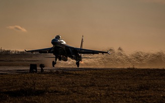 Romania chặn và áp tải tiêm kích Su-27 của Không quân Ukraine đi vào không phận