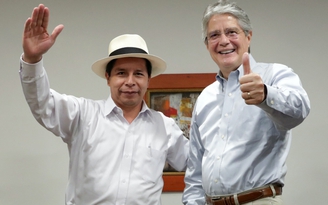 Máy bay trễ chuyến, Tổng thống Peru ‘đua’ ô tô về nước để tránh bị luận tội
