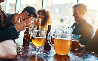 Bia rượu không mang đến lợi ích sức khỏe cho người dưới 40 tuổi