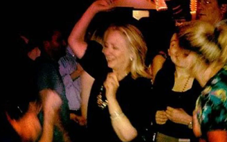 Bà Hillary Clinton đăng ảnh nhảy tại tiệc, ủng hộ Thủ tướng Phần Lan