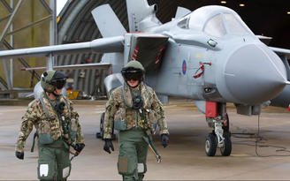 Trung Quốc tuyển cựu phi công quân sự Anh, London cảnh báo an ninh quốc gia