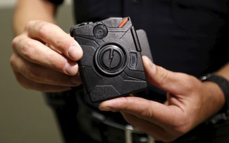 Cảnh sát Mỹ có thể chỉnh sửa nội dung clip quay từ camera tùy thân hay không?
