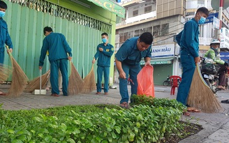 Bạn trẻ làm sạch đường phố đón Quốc khánh