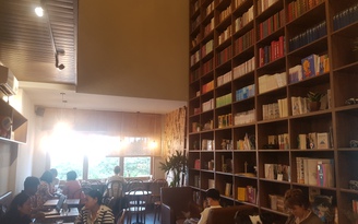 Ở quán cà phê có kệ sách cao tới trần nhà