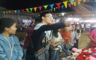 Năm mới Canh Tý: Đi hội chợ chơi lô tô, 'đặc sản' của giới trẻ miền Tây
