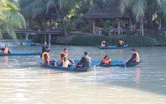 Tết Canh Tý 2020: Người trẻ thích thú trò chơi sông nước