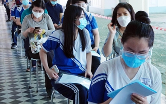 Gần 80% phụ huynh học sinh lớp 9, 12 TP.HCM đồng ý cho con trở lại trường