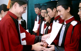 Có nên công khai xếp loại của sinh viên trong lễ tốt nghiệp?
