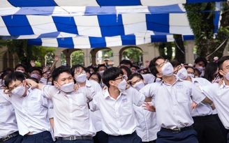 Lời tạm biệt của cô hiệu phó với học sinh lớp 12: ‘Hãy cho đi yêu thương’