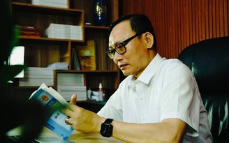 Nhà văn - tiến sĩ Đào Trung Hiếu tiết lộ 'vùng cấm’ trong phim 'Bão ngầm'