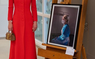 Nữ công tước xứ Cambridge đẹp “sững sờ” trong chiếc áo khoác màu đỏ của thương hiệu thời trang Anh Eponine