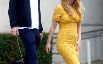 Ngôi sao điện ảnh Jennifer Lawrence rạng rỡ trong chiếc đầm vàng xuống phố cùng chồng
