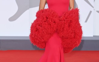 Những chiếc váy hàng hiệu Armani Privé cực đẳng cấp trên thảm đỏ Venice 2021