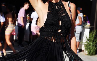 Áo len móc của siêu mẫu sexy Alessandra Ambrosio sẽ là biểu tượng cho mùa hè 2022