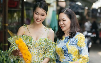 Á hậu Phương Anh rạng rỡ đi chợ hoa cùng mẹ