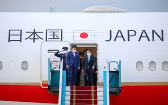 Thủ tướng Nhật Bản đến Hà Nội, bắt đầu chuyến thăm chính thức Việt Nam