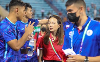 Nữ tỉ phú Nualphan Lamsam tiết lộ cầu thủ Thái Lan đã khóc khi bị thẻ đỏ