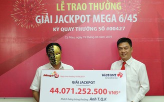 Khách hàng từ Cà Mau nhận giải Jackpot 44 tỉ đồng