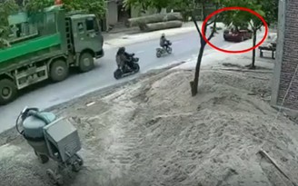 Nghệ An: Mở cửa ô tô bất ngờ gây tai nạn khiến 1 phụ nữ tử vong
