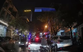 Đà Nẵng: Bực vì kẹt xe, thiếu niên đập kính chiếu hậu ô tô đậu bên đường