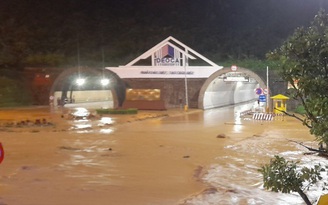 Đà Nẵng: Đóng hầm Hải Vân vì lũ quét về đường dẫn vào cửa hầm phía nam