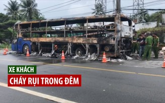 Xe khách đang chạy, cháy rụi trong đêm Xe khách đang chạy, cháy rụi trong đêm