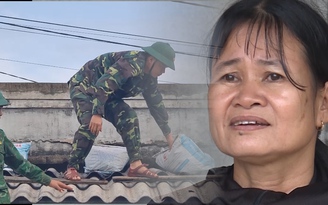 Người phụ nữ khuyết tật xúc động khi được biên phòng trợ giúp trước bão Noru Người phụ nữ khuyết tật xúc động khi được biên phòng trợ giúp trước bão Noru