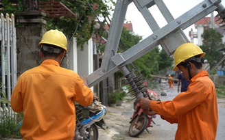 Ngành điện Quảng Trị huy động lực lượng khắc phục sự cố do bão Noru Ngành điện Quảng Trị huy động lực lượng khắc phục sự cố do bão Noru