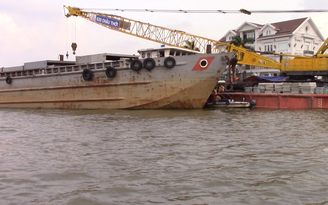 Sà lan ngàn tấn tông vào cầu cảng trên sông Sài Gòn