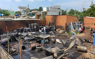 'Bà hỏa' thiêu rụi nhà xưởng chứa nhớt tái chế tại H.Bình Chánh