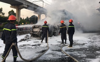 TP.HCM: Xe container bốc cháy dữ dội khi đang chạy trên xa lộ Hà Nội