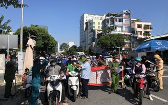 TP.HCM: Không yêu cầu khai báo di biến động dân cư, siết giấy đi đường, ùn ứ tại nhiều chốt kiểm soát Covid-19