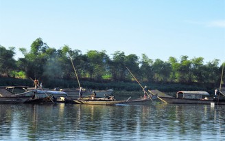 Bất lực trước 'cát tặc' trên sông Bồ, người dân làm cọc tre ngăn thuyền lớn