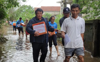 Cứu trợ người dân xứ Huế trong đợt lũ 'khủng khiếp chưa từng thấy'