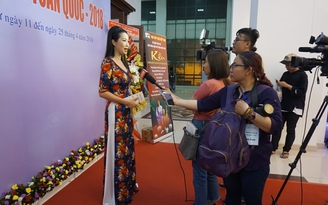Trịnh Kim Chi, Mỹ Uyên thướt tha áo dài dự khai mạc Liên hoan Kịch toàn quốc