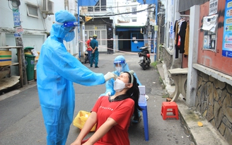 TP.HCM: Lấy mẫu xét nghiệm Covid-19 cho người dân 'vùng đỏ', 'vùng cam' ở Q.7 đến khuya