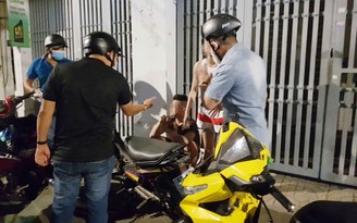 TP.HCM: Cảnh sát hình sự tuần tra lúc rạng sáng, bắt 2 nghi phạm trộm xe máy