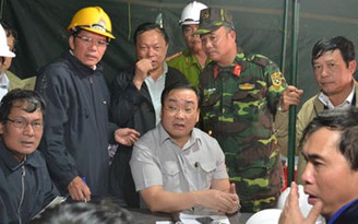 Phó thủ tướng thăm hỏi công nhân bị mắc kẹt qua ống thông hơi