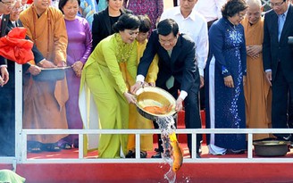 Chủ tịch nước thả cá chép theo truyền thống người Việt