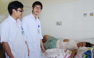 Khen thưởng 3 cán bộ y tế hiến máu cứu sản phụ
